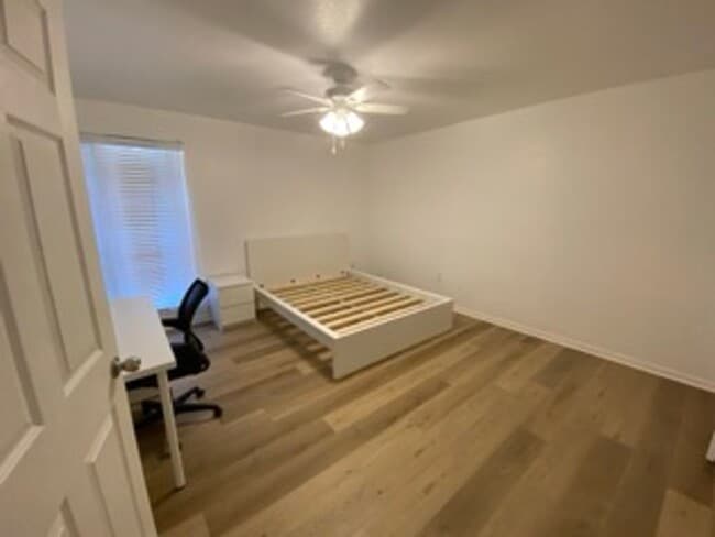 Building Photo - Inner-Bubble Living — Steps from Baylor University