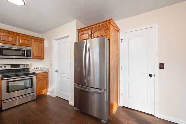 Building Photo - 647 S Meteor Ave