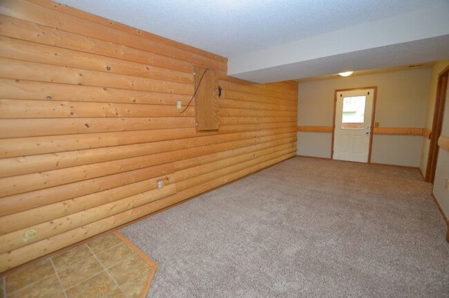 Building Photo - Lovely Altoona Split-Foyer
