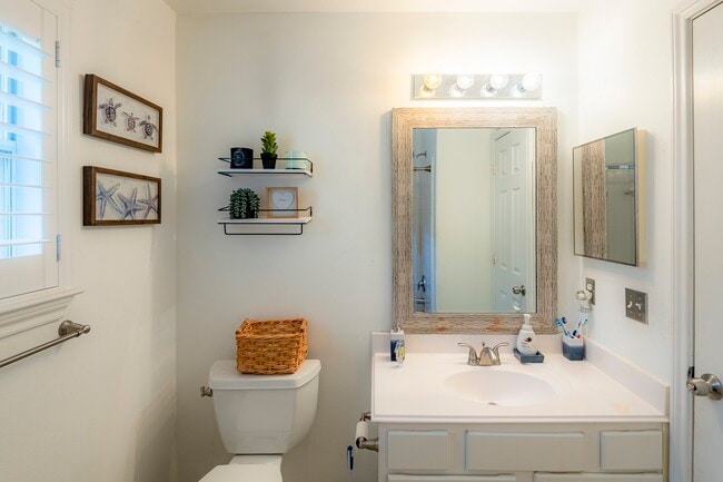 Building Photo - 10 Delphinium Pl