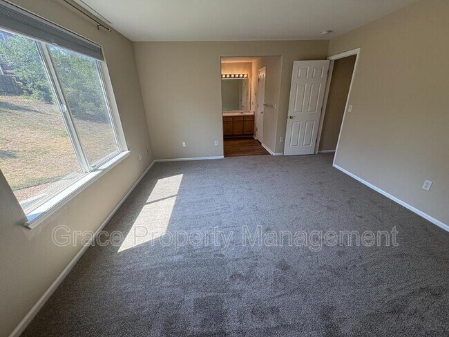 Building Photo - 910 Humboldt Way