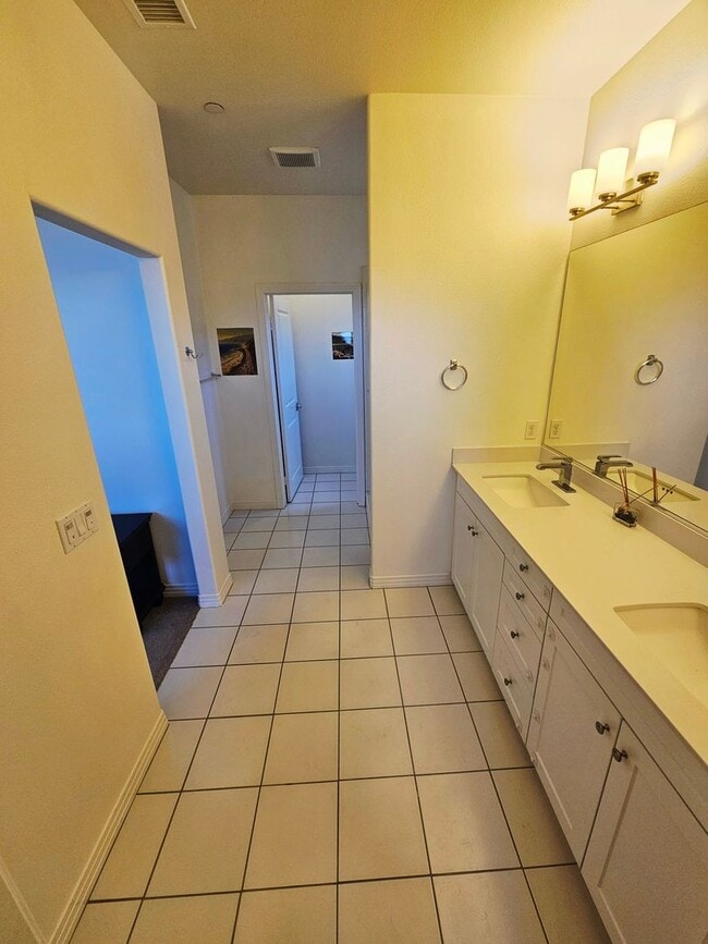 Building Photo - Gorgeous Stand Alone Town Home / Rolling Hills Golf Club is your Back Yard