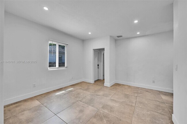 Building Photo - 21 NE 48th St