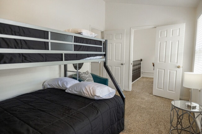 Building Photo - 924 Lowell Ave S