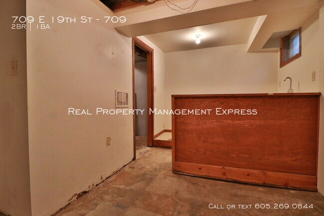 Building Photo - 709 E 19th St