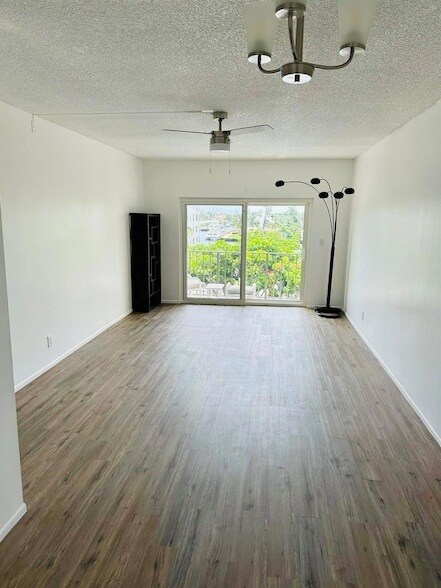 Building Photo - 400 N Riverside Dr
