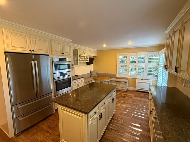 Building Photo - 2Bd/2Ba Bellevue Condo