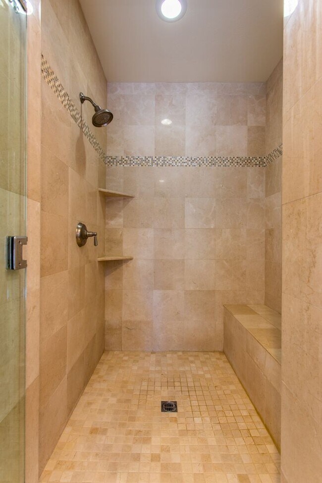 Building Photo - Large 5 bed / 5 bath Tuscan Style Home on ...