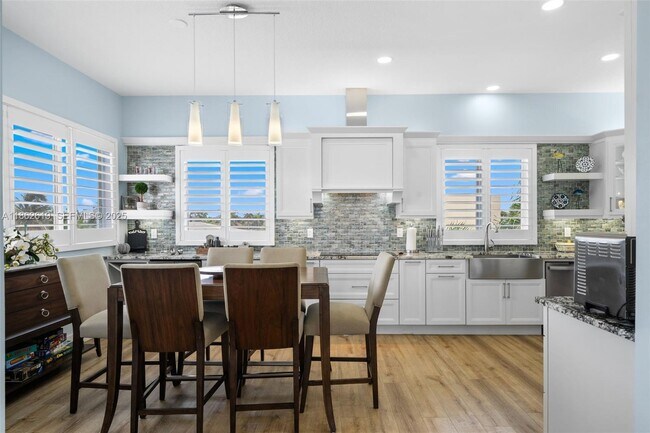 Building Photo - 311 N Surf Rd