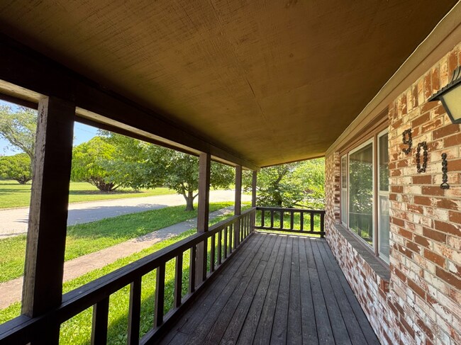 Building Photo - 4 Bed, 2 Bath Home - Apply Today!