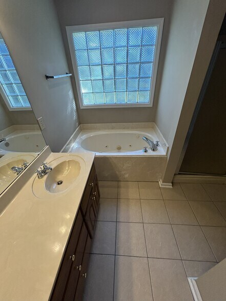 Building Photo - 103 Bell Rosa Ct