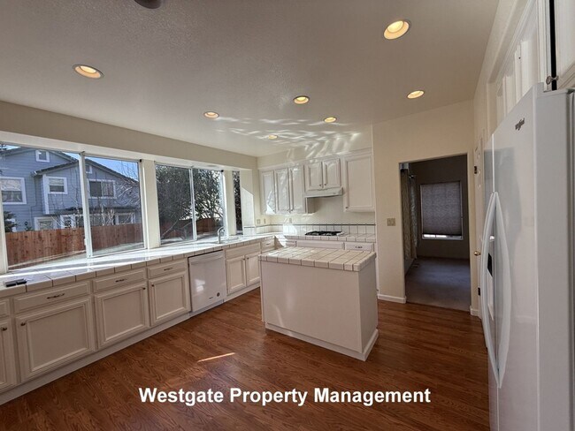 Building Photo - 545 Almanor St