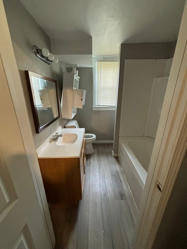 Building Photo - 2BD / 1BA Duplex