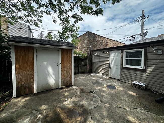 Building Photo - 3238 N Leclaire Ave