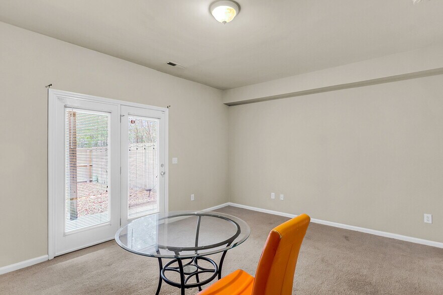 Building Photo - 4668 Palm View Cir