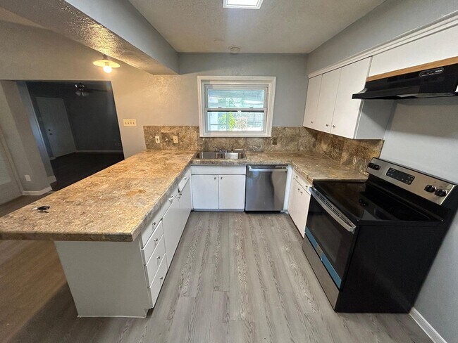 Building Photo - 3734 Clubway Ln