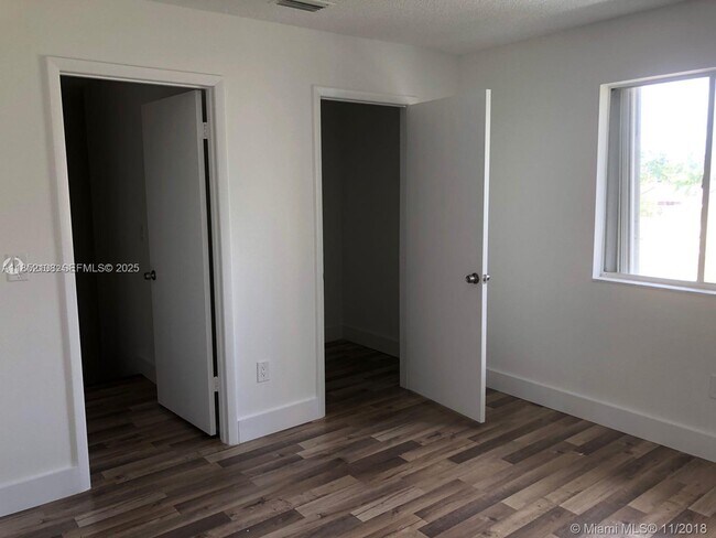 Building Photo - 253 NE 12th Ave