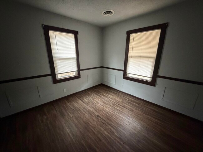 Building Photo - 602 English-W