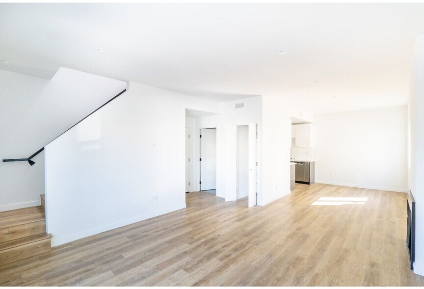 Building Photo - 6120 Eleanor Ave