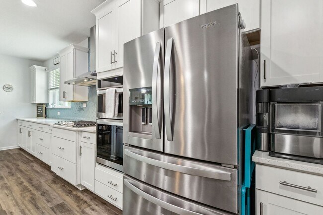 Building Photo - Spacious 4 Bed / 4 Bath Home with Upgrades...