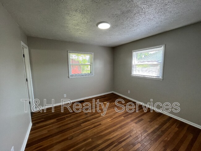 Building Photo - 3010 Winchester Dr