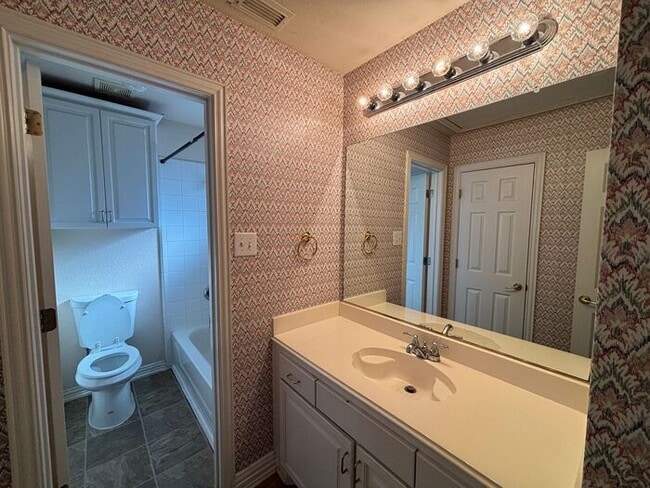 Building Photo - Beautiful 4BR 3.5BA Home w/ 3 Car Garage • Patio & Yard • 3 living areas in Grapevine