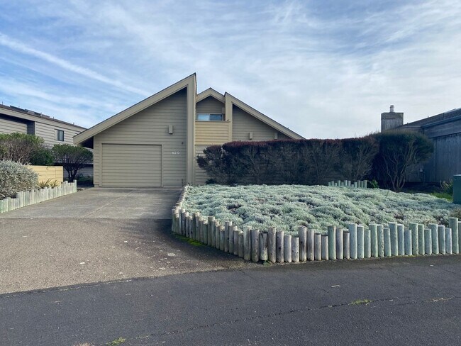 Primary Photo - Stunning Home with Breathtaking Golf Cours...