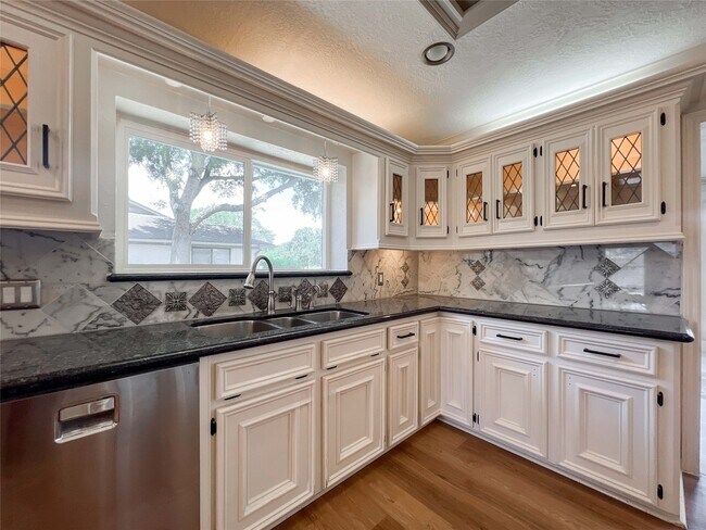 Building Photo - 8107 S Braeswood Blvd