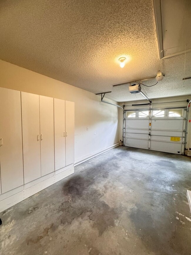 Building Photo - 2BR 2BA One Level Townhome with Garage