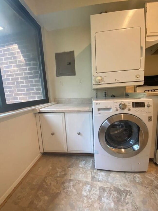 Building Photo - 2 Bedroom 1.5 Bathroom Apartment Unit Loca...