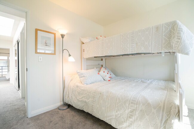 Building Photo - 832 13th St