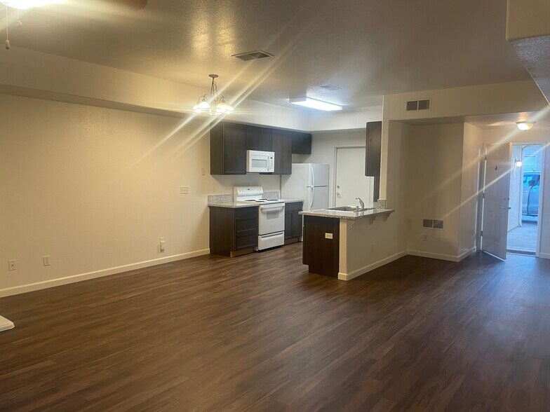Building Photo - 1237 W Spruce Ave