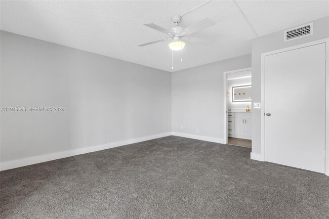 Building Photo - 4025 Yarmouth E