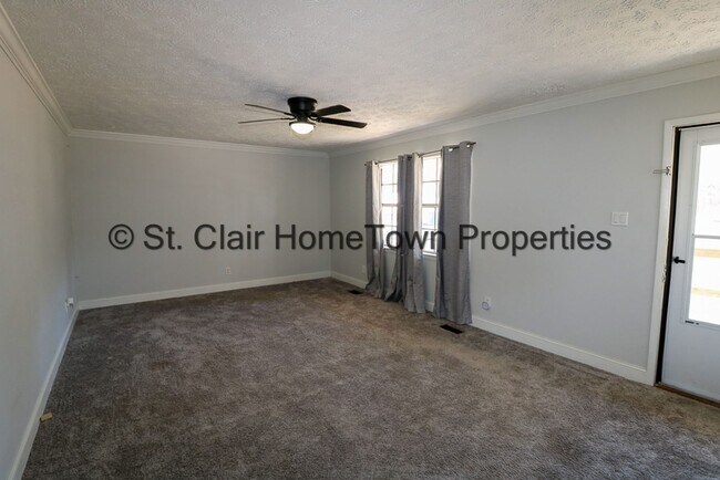 Building Photo - One level Home Close to Town