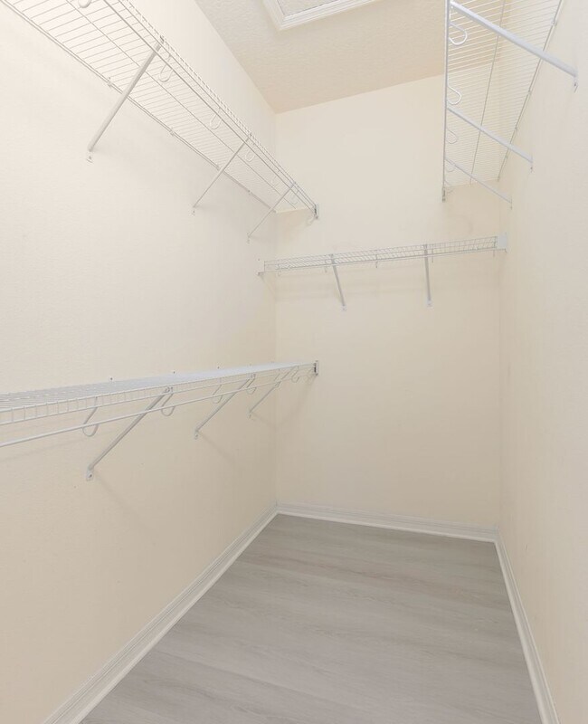 Building Photo - Swimming pool in Community here in this great 3 bdrm home!