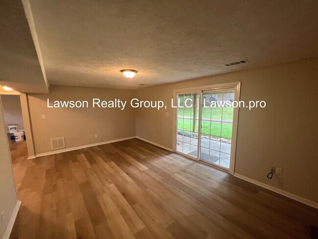 Building Photo - Beautiful Cave Spring Split Level with Bac...