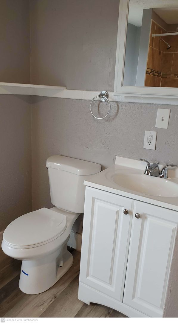 Building Photo - Renovated 3 bed 1 bath home with washer/dryer hook ups!