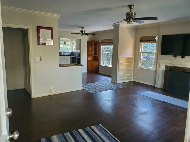 Building Photo - 621 Eaton Dr