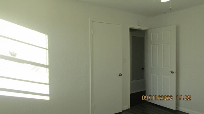 Building Photo - 6414 NW Birch Ave