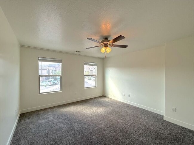 Building Photo - 4 bed, 2.5 bath home w/2 car garage