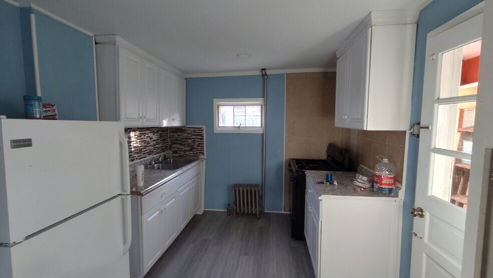 Kitchen - 618 Deacon St