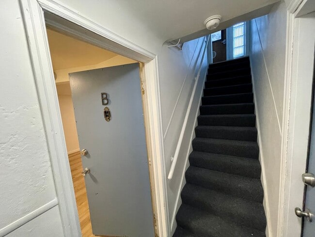 Building Photo - Charming 1-Bedroom Apartment for Rent on Spokane's Lower South Hill - Cozy, updated unit