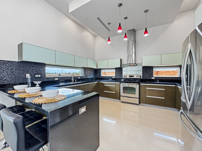 Building Photo - Modern 3-Bed / 3-Bath Home with Pool!