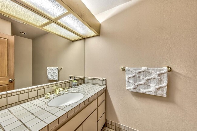 Building Photo - Perfect Location