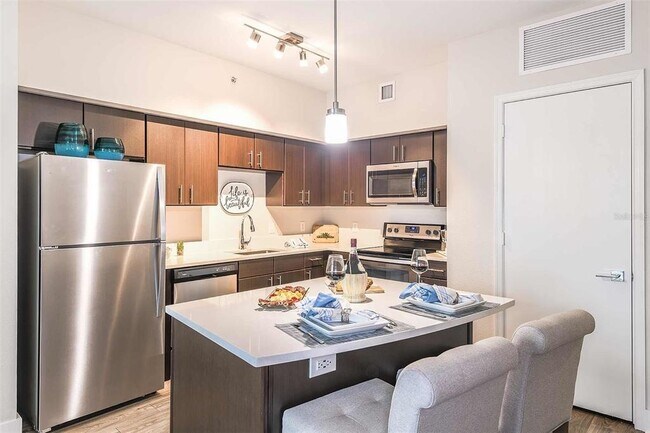 Building Photo - 413 E Pine St