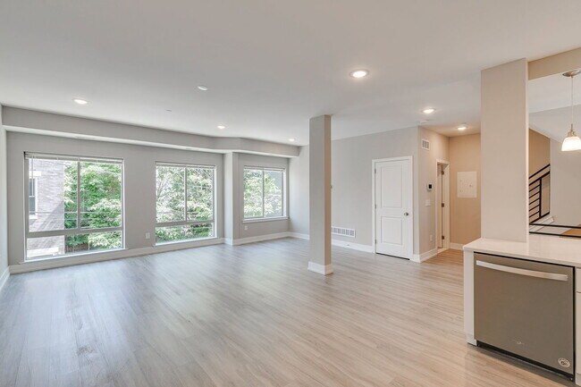 Building Photo - 2636 Annin St
