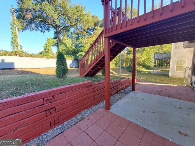 Building Photo - 5450 Twin Lakes Dr