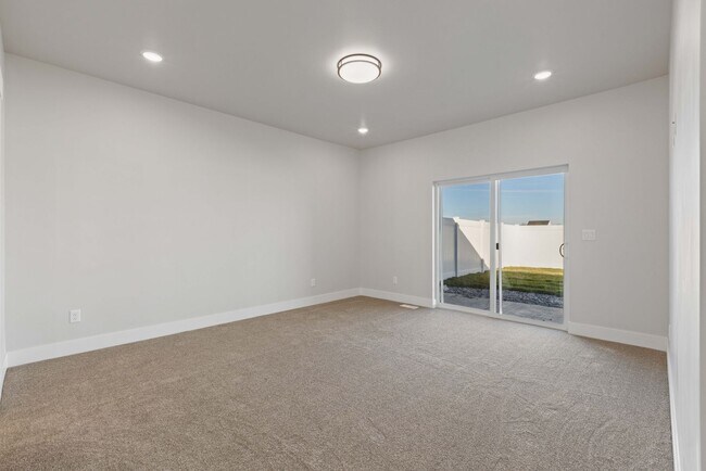 Building Photo - LEASE TAKE OVER PLEASE CALL TENANTS BRITTNEY 480-868-7733 OR Gunner Norton 480-450-0666 -FOR THIS...