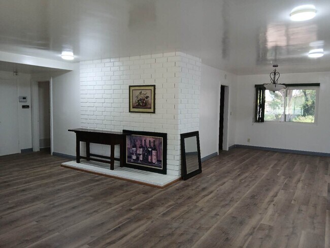 Building Photo - 444 Redlands Ave