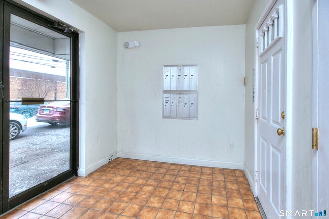 Building Photo - 638 Cove Rd